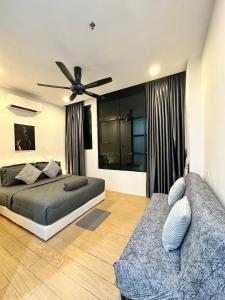 een slaapkamer met een bed en een plafondventilator bij ITCC Manhattan Suites by AURORA in Penampang