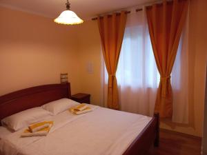 Postel nebo postele na pokoji v ubytování Apartmani Sobe Sljivancanin