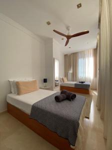 a bedroom with two beds and a ceiling fan at Marbella Apartamento Muy Espacioso 180 m2 Primera Línea de Playa y Centro Ciudad con Barco opcional in Marbella