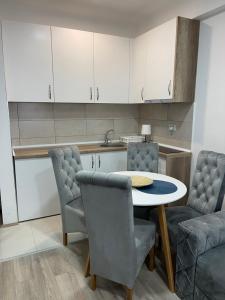 Kuchyň nebo kuchyňský kout v ubytování Apartman 44 Jagodina Akva park