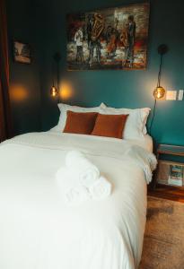諾克斯維爾的住宿－Historic Renovated 2BD - Overlooking Downtown，卧室配有一张带白色床单和橙色枕头的大床。