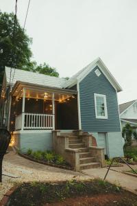 uma casa azul com um alpendre com luzes em Historic Renovated 2BD - Overlooking Downtown em Knoxville