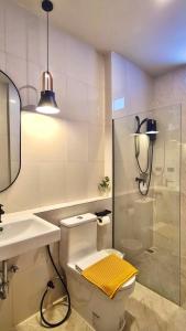 VNL Stay في ترانغ: حمام مع مرحاض ومغسلة ودش