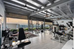 um ginásio com passadeiras e equipamento cardiovascular num edifício em Leman Luxury Apartments 2BR 3BR For Rent In Central em Cidade de Ho Chi Minh