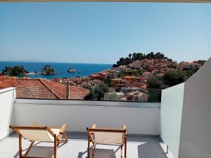2 sillas en un balcón con vistas al océano en Studios Spiros Parga en Parga