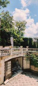 a stone bridge over a courtyard in a yard at maison d'hôtes prince face au château du clos Luce in Amboise