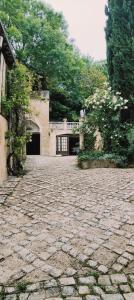 a stone courtyard with a building with a garage at maison d'hôtes prince face au château du clos Luce in Amboise