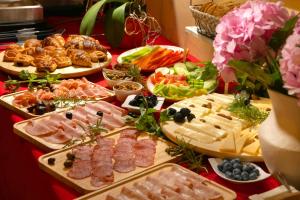 王夢奎羅施尼的住宿－Bed and breakfast Ciao Bella，餐桌上摆放着不同种类的肉类和蔬菜