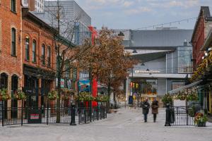 een straat waar mensen over straat lopen bij Sonder Rideau in Ottawa
