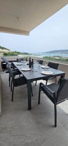 een groep tafels en stoelen met wijnglazen bij Dii Luxury Apartments in Trogir +65 foto's