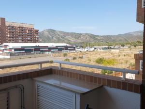 een balkon met uitzicht op een gebouw bij Holidaytorremar-84-MED021 in El Borseral