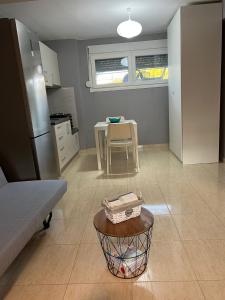 salon ze stołem i kuchnią w obiekcie Studio Odysseus w mieście Nikiti