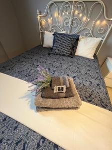 łóżko z ręcznikiem i torebką na nim w obiekcie Studio Odysseus w mieście Nikiti