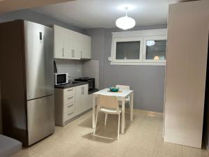 kuchnia z małym stołem i lodówką w obiekcie Studio Odysseus w mieście Nikiti