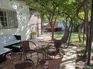 patio z krzesłami, stołem i pianinem w obiekcie Belen w mieście San Rafael