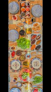 una mesa con platos de comida en la parte superior en Derin Mavi Suit Butik Otel, en Sogut