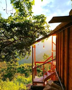 un porche de una cabaña con vistas al océano en El Pedregal, en Aratoca