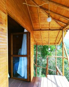 una puerta abierta de una casa de madera en El Pedregal, en Aratoca