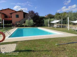 Bazén v ubytování Casa Macinarino APPARTAMENTO 14 con piscina nebo v jeho okolí