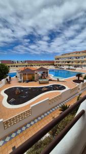 - une vue sur un complexe avec une piscine dans l'établissement Appartamento Playa Paraiso, à Adeje