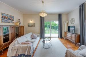 salon z kanapą i telewizorem w obiekcie Villa Aqua w mieście Labin