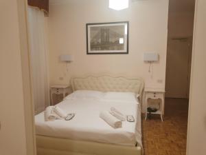 um quarto com uma cama com duas toalhas em Hotel Villa Quiete em Montecassiano