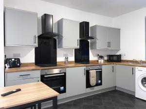 Η κουζίνα ή μικρή κουζίνα στο Rock Lane House by Serviced Living Liverpool +52 φωτογραφίες