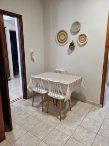mesa de comedor con 2 sillas y mesa en Villa Asteri Luxury Apartment Ouranoupoli, en Ouranoupoli 13 fotos más