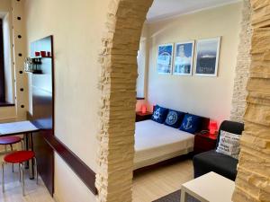 ein Zimmer mit einem Bett und einem Tisch und Stühlen in der Unterkunft City & Sea - Apartamenty i Mieszkania in Gdynia