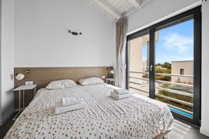 Un dormitorio con una cama y una ventana grande. en Villa Kalu 1, en Krnica 45 fotos más