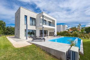 una casa con piscina delante en Villa Kalu 1, en Krnica