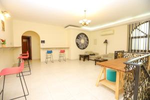 - un salon avec des chaises et une table dans l'établissement The Villa Hostel Abu Dhabi, à Abu Dhabi