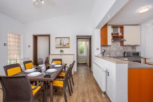 Kuchnia lub aneks kuchenny w obiekcie Apartments Villa Temer