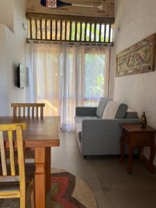 sala de estar con sofá y mesa en CasaMí en Ilhabela