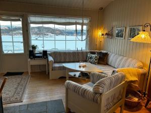 una sala de estar con un sofá y una mesa en Casa Blanca, en Å i Åfjord