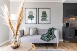 Χώρος καθιστικού στο Burmeister403 - Modern 1 Bedroom Apartment across from Ocean