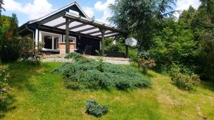 a small house on a hill with a grass yard at Ferienhaus zur Dorfbachklamm in Altendorf