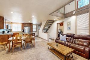 een woonkamer met een leren bank en een tafel bij Gold Bend Adventure in Truckee
