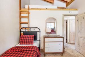 een slaapkamer met een stapelbed en een dressoir bij Gold Bend Adventure in Truckee +21 foto's
