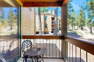 een terras met een tafel en stoelen op een balkon bij Gold Bend Adventure in Truckee