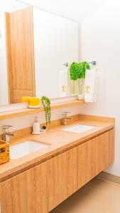 a bathroom with two sinks and a large mirror at apartamento luxury, Frente al mar in Gaira
