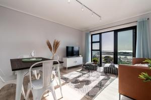 Televisyen dan/atau pusat hiburan di Burmeister 407 -Spacious 1 Bedroom Apartment Across from Ocean