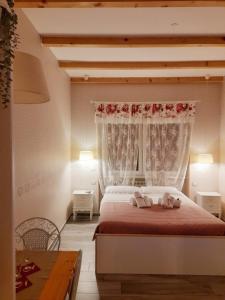 una camera da letto con un letto con due peluche sopra di Il Mare Di Roma Luxury a Lido di Ostia