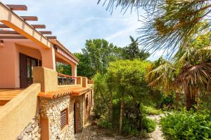 Willa z widokiem na ogród w obiekcie Apartments Villa Temer w mieście Pinezići