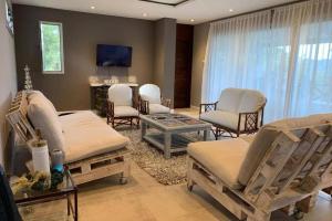 a living room with rocking chairs and a tv at CASA VIVE, EL MEJOR PAISAJE De SALTA in Salta