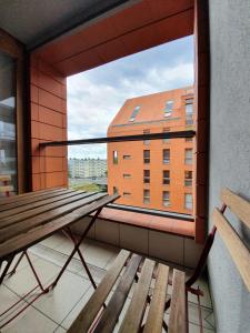 een balkon met een bank en een groot raam bij Mieszkanie w sercu Gdańska in Gdańsk