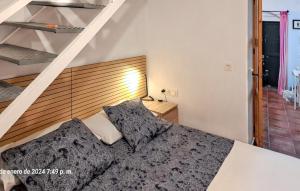 1 dormitorio con 1 cama con cabecero de madera en Studio at Barbate 300 m away from the beach with furnished terrace and wifi, en Barbate
