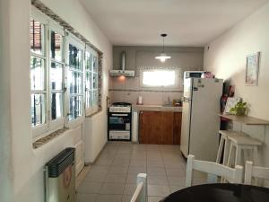 聖拉斐爾的住宿－Belen，厨房配有冰箱和一些窗户。