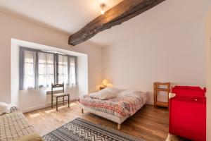 Schlafzimmer mit einem Bett und einer roten Kommode in der Unterkunft Sarzeau centre - Le Cormoran in Sarzeau