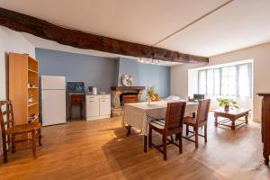 eine Küche und ein Esszimmer mit Tisch und Stühlen in der Unterkunft Sarzeau centre - Le Cormoran in Sarzeau